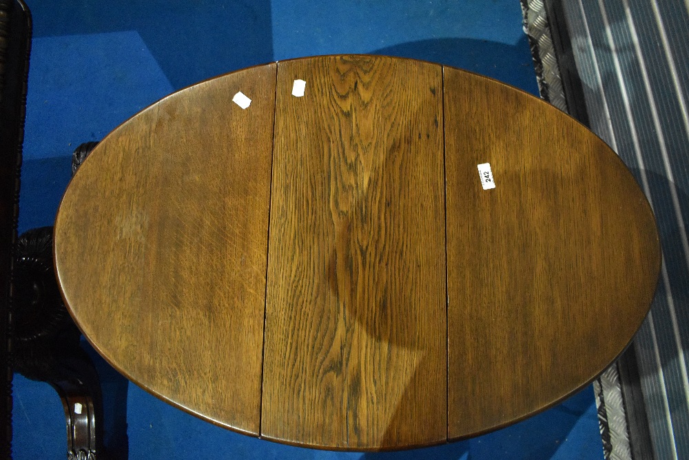 A traditional oak gateleg occasional table, approx width 55cm, open length 84cm, height 68cm - Image 5 of 6