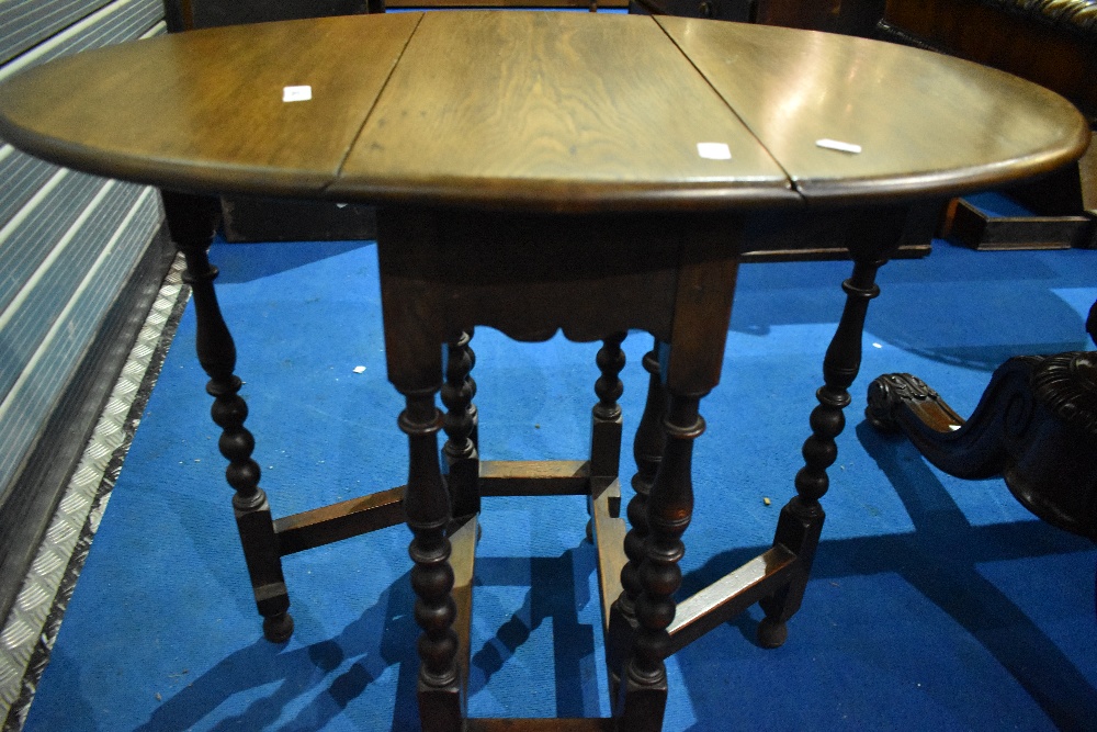 A traditional oak gateleg occasional table, approx width 55cm, open length 84cm, height 68cm - Image 6 of 6