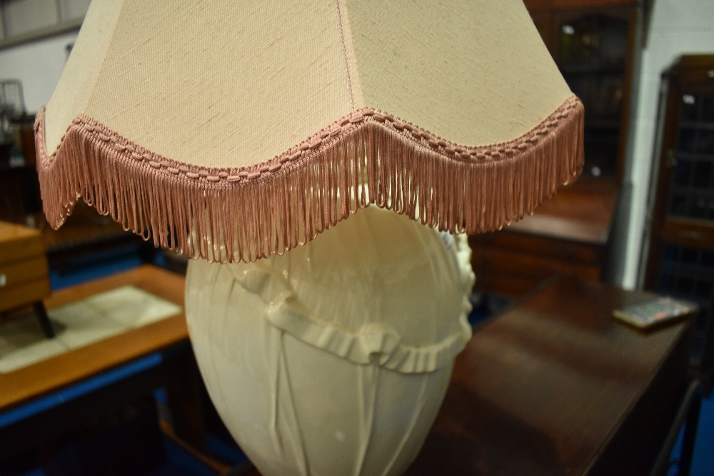 A modern ceramic table lamp, height approx 73cm incl shade - Image 4 of 7
