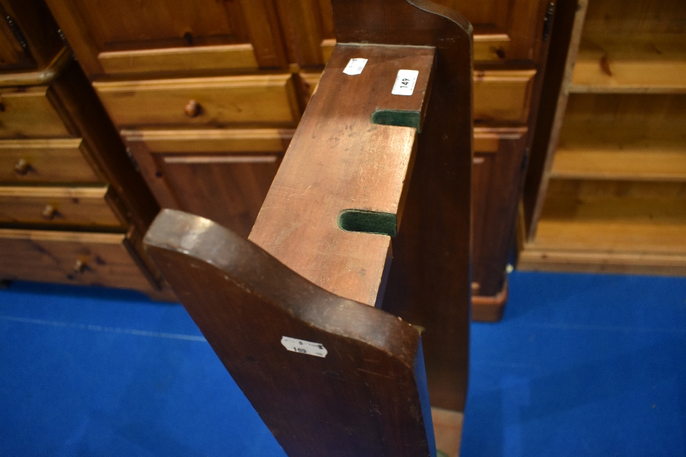 A vintage stained frame gun stand, approx. height 119cm, width 35cm - Image 4 of 5