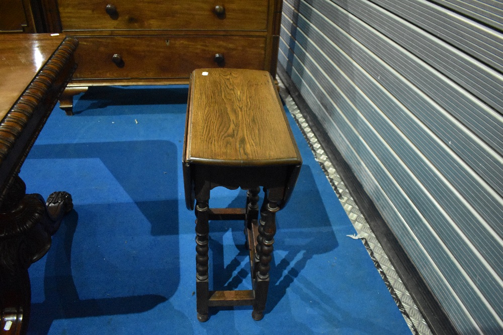 A traditional oak gateleg occasional table, approx width 55cm, open length 84cm, height 68cm - Image 2 of 6
