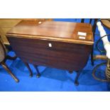 An early 20th Century mahogany gateleg occasional table, on cabriole legs, open length 83cm, width