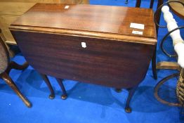 An early 20th Century mahogany gateleg occasional table, on cabriole legs, open length 83cm, width