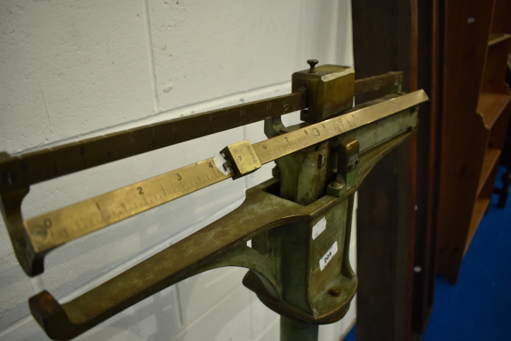 A vintage cast iron balance scale, possibly doctors or similar - Image 6 of 6