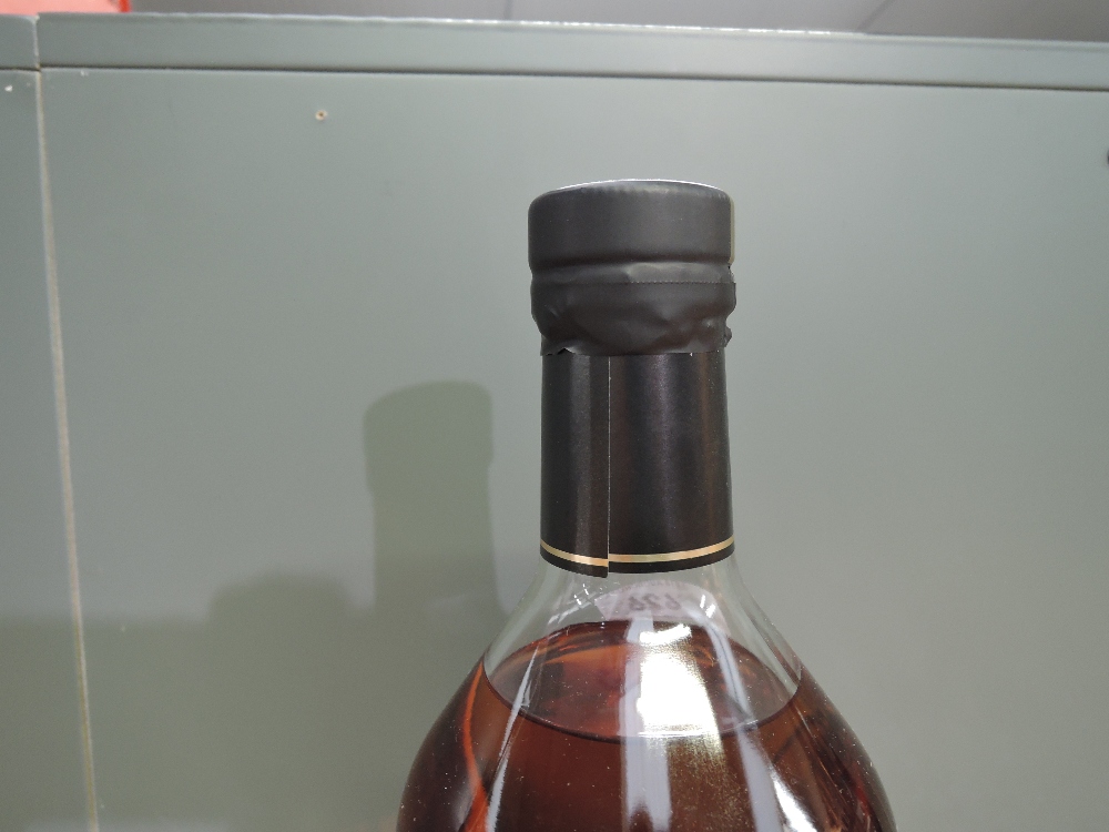 A bottle of 1990's Highland Park 12 Year Old Single Malt Scotch Whisky, 43% vol, 1 Litre, in - Image 3 of 5