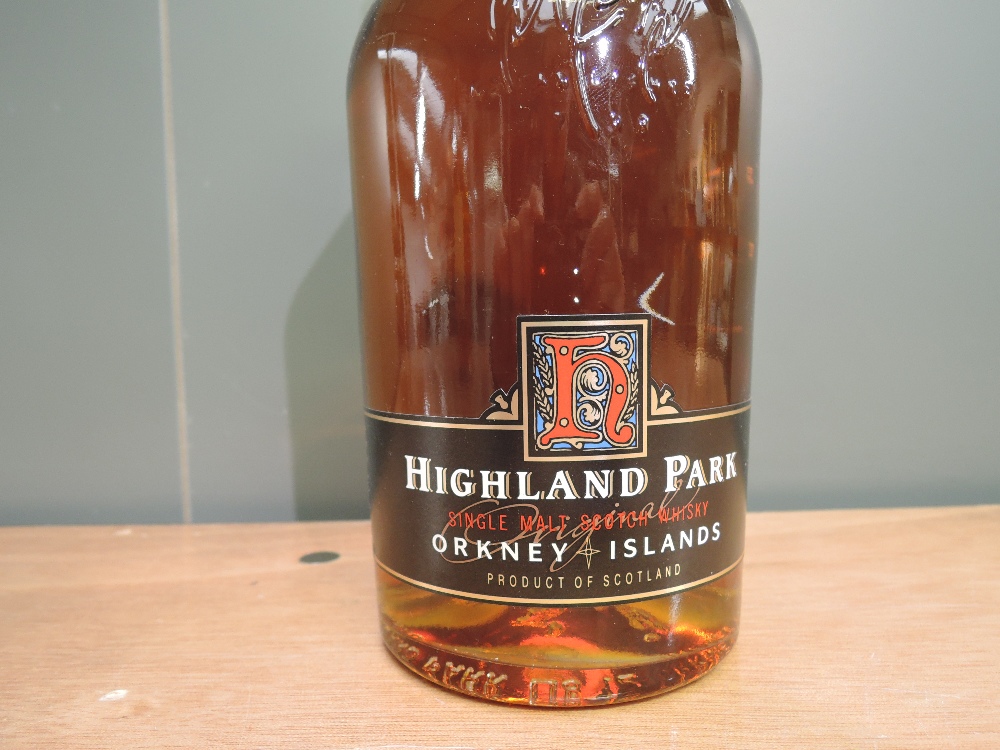 A bottle of 1990's Highland Park 12 Year Old Single Malt Scotch Whisky, 43% vol, 1 Litre, in - Image 5 of 5