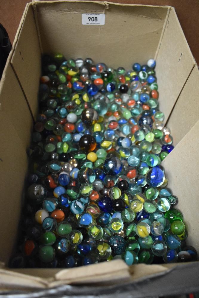 A collection of mixed vintage marbles, approx 550, various sizes and decorations