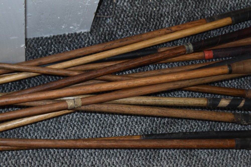 A collection of vintage hickory shafted golf clubs in case. - Image 34 of 36