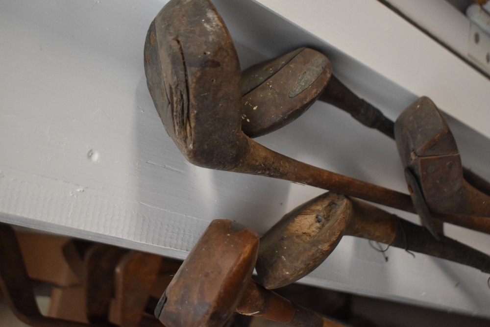 A collection of vintage hickory shafted golf clubs in case. - Image 36 of 36