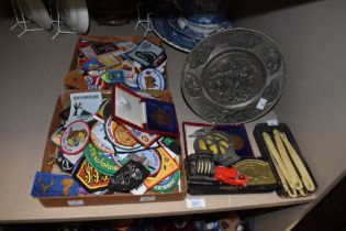 A selection of cloth badges, including tourism interest, a box of bone handled cut throat razors,