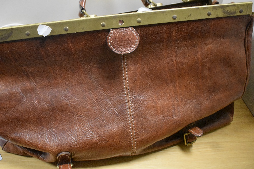 A vintage style Gladstone/ overnight bag by 'The Bridge'. - Image 4 of 8