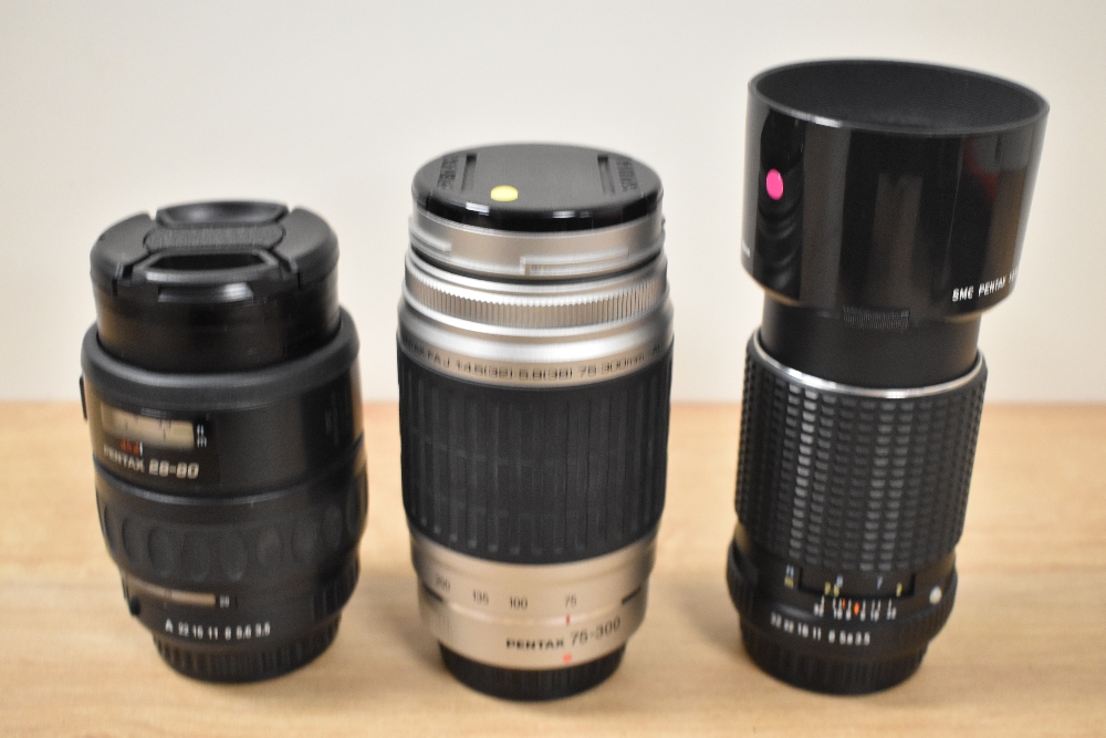 Five SMC Pentax lenses. A FA 1:3,5-4,7 28-80mm, a F Zoom 1:3,5-4,5 35-70mm, a DA 1:4,5-5,6 50-200mm, - Image 3 of 5