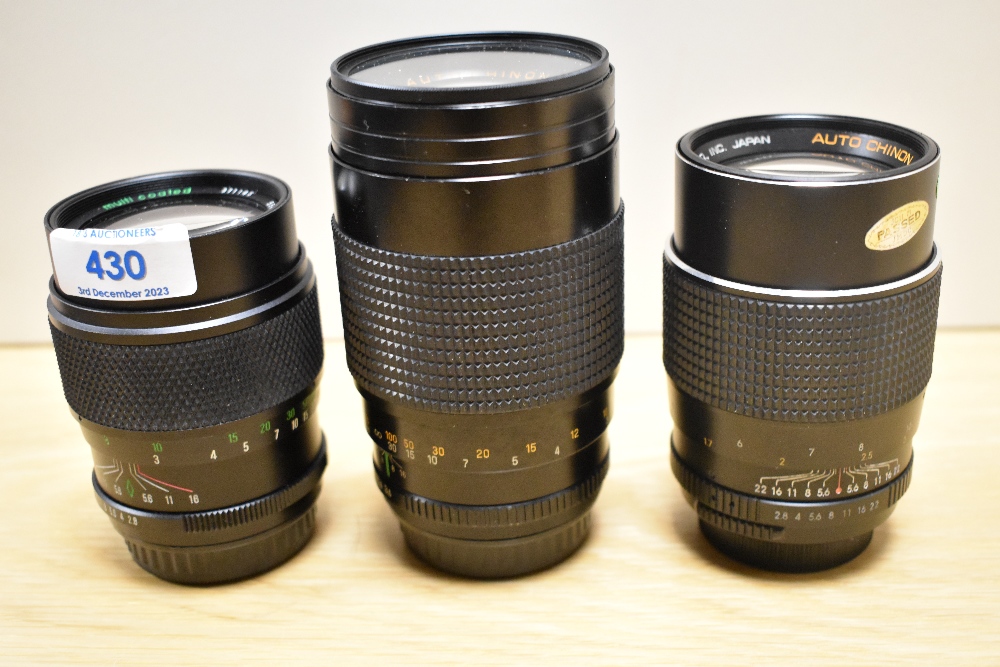 Three Chinon lenses. A MC 1:2,8 135mm, an Auto 1:2,8 135mm and an Auto MC 1:3,5 200mm - Image 3 of 3