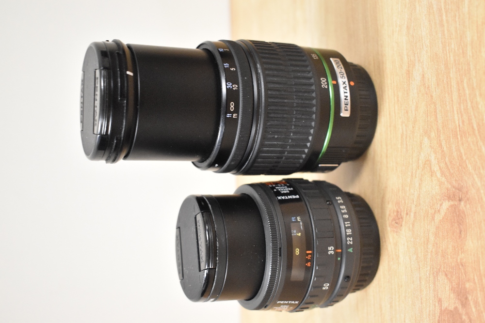 Five SMC Pentax lenses. A FA 1:3,5-4,7 28-80mm, a F Zoom 1:3,5-4,5 35-70mm, a DA 1:4,5-5,6 50-200mm, - Image 2 of 5