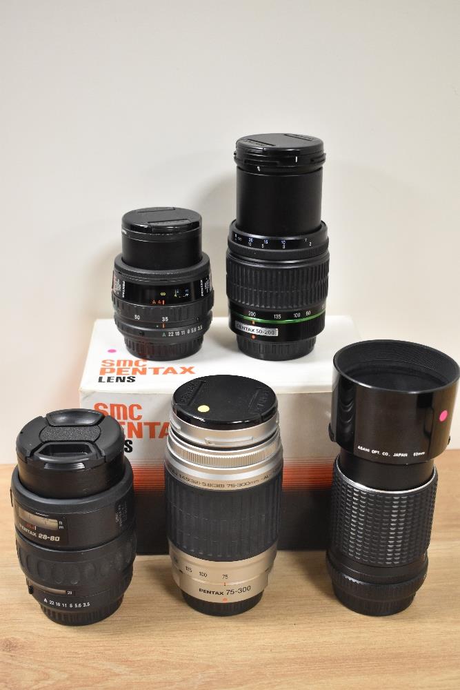 Five SMC Pentax lenses. A FA 1:3,5-4,7 28-80mm, a F Zoom 1:3,5-4,5 35-70mm, a DA 1:4,5-5,6 50-200mm, - Image 5 of 5
