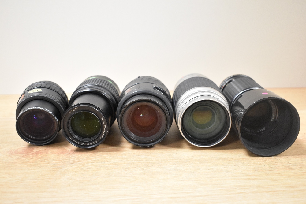 Five SMC Pentax lenses. A FA 1:3,5-4,7 28-80mm, a F Zoom 1:3,5-4,5 35-70mm, a DA 1:4,5-5,6 50-200mm, - Image 4 of 5