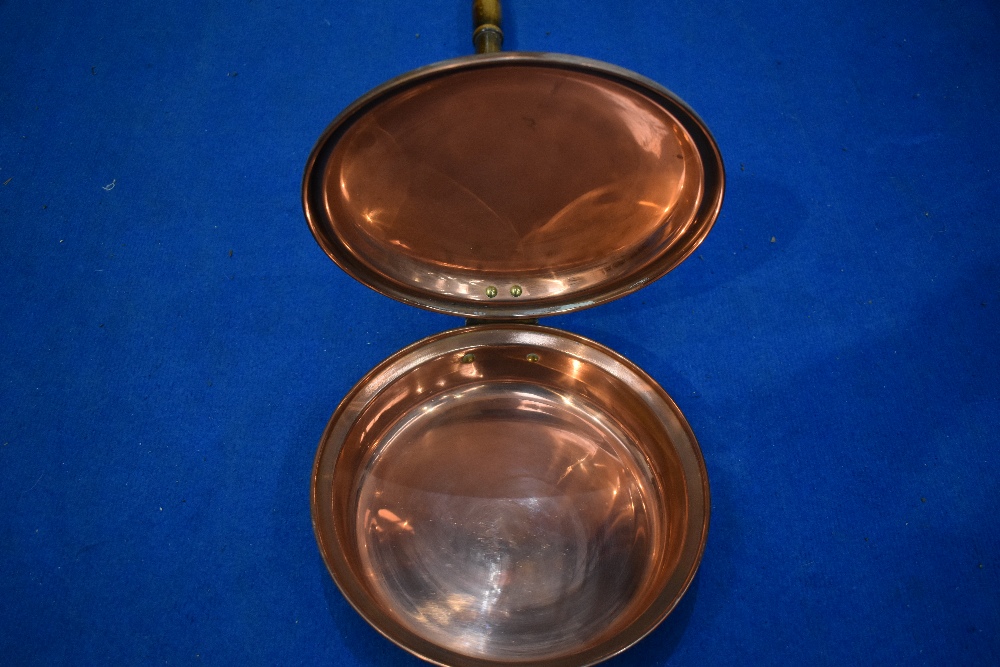 A traditional copper warming pan and reproduction corner whatnot - Image 4 of 7