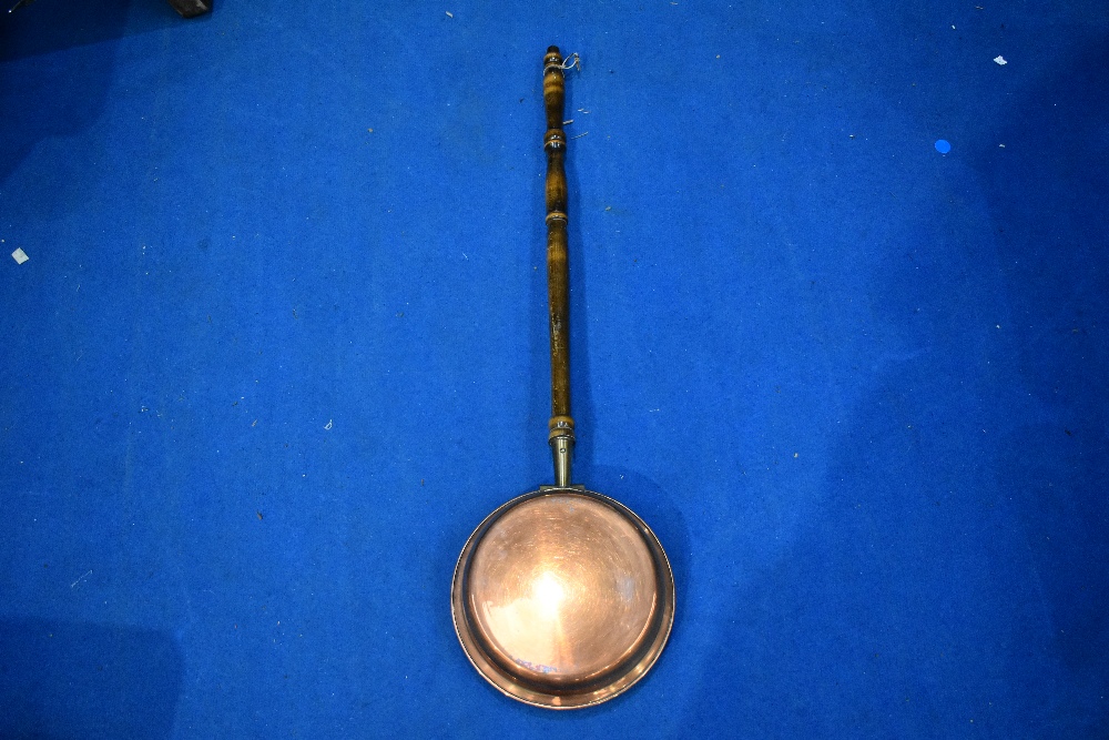A traditional copper warming pan and reproduction corner whatnot - Image 6 of 7