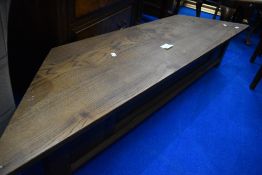 An oak TV table, approx W164cm, D39 H32cm