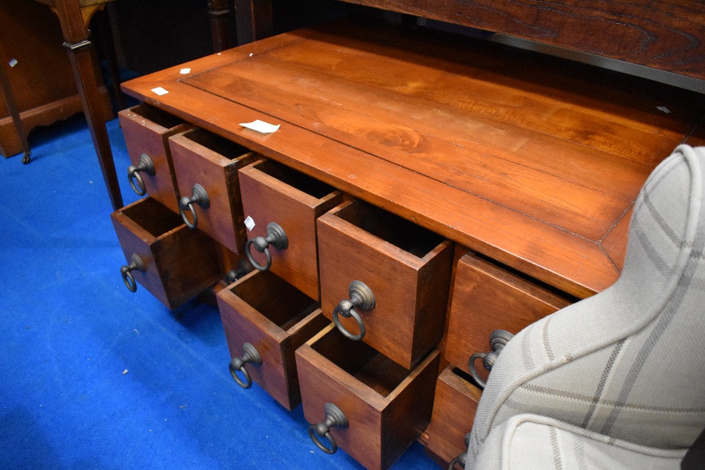 A modern coffee table having merchants style drawers, approx dimensions. W92 D58 H50cm - Image 5 of 9