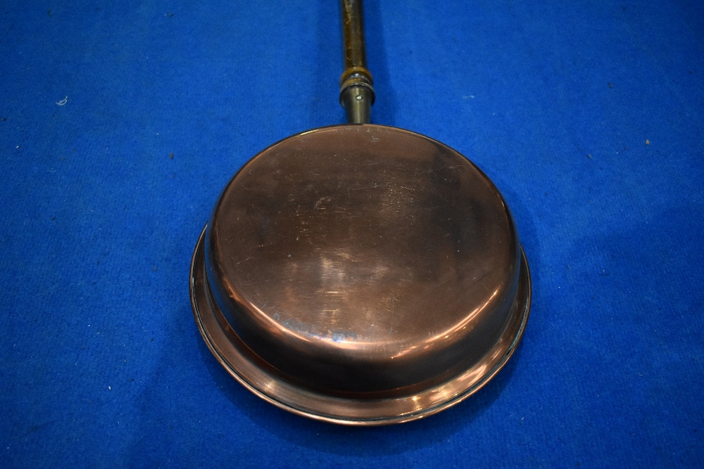 A traditional copper warming pan and reproduction corner whatnot - Image 5 of 7