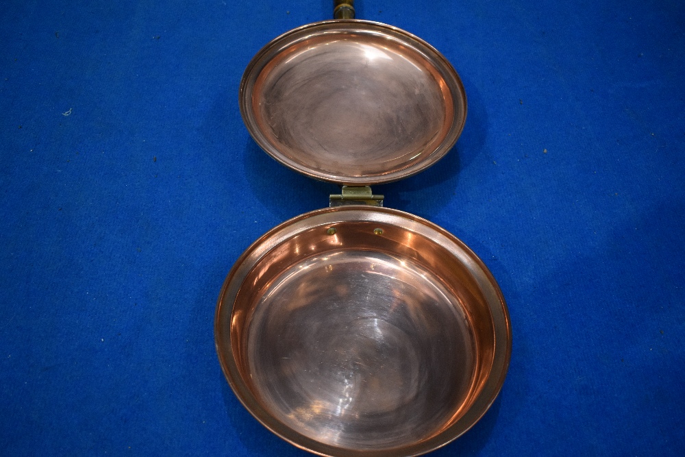 A traditional copper warming pan and reproduction corner whatnot - Image 3 of 7