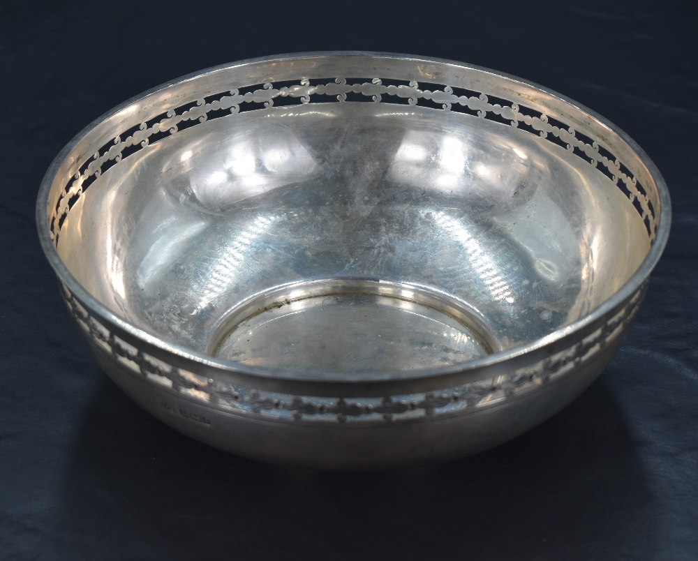 An Edwardian silver bowl, of circular form with slightly flared rim over a pierced and engraved