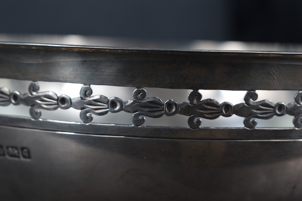 An Edwardian silver bowl, of circular form with slightly flared rim over a pierced and engraved - Image 3 of 3