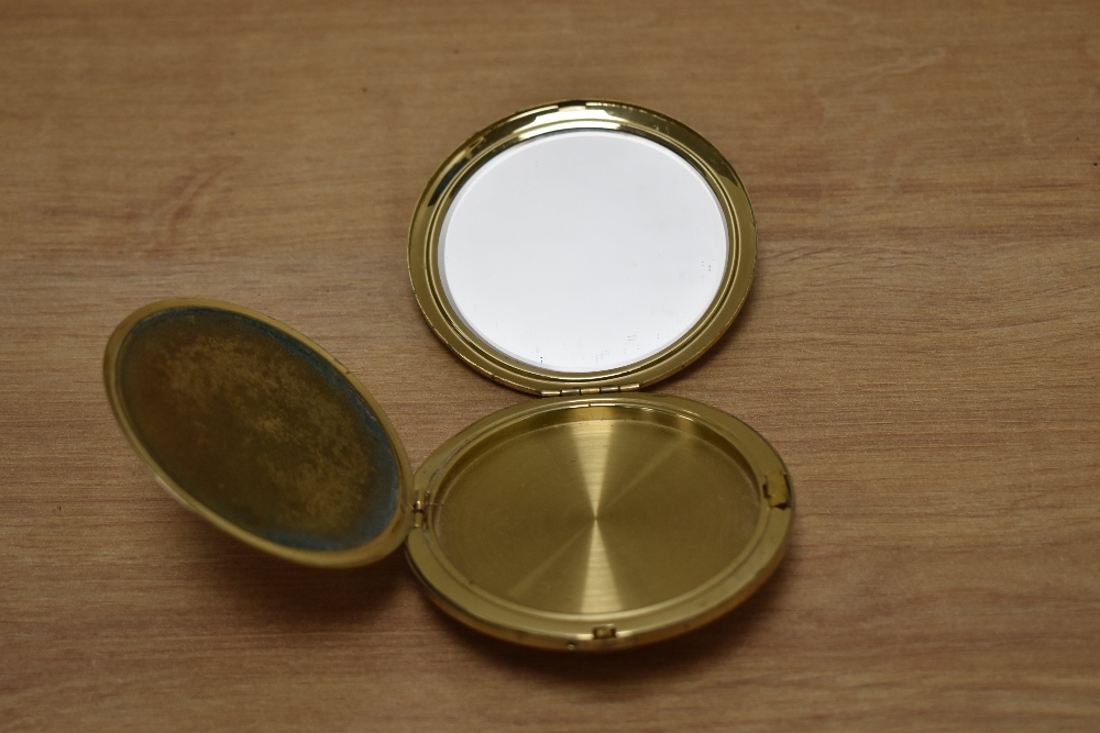 A vintage brass compact, having Mother of Pearl style insert to centre depicting Japanese dragon. - Image 3 of 3