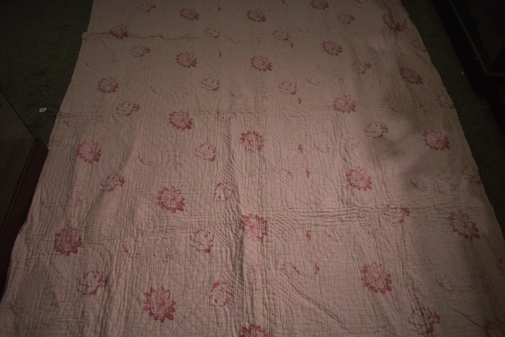 An early 20th century hand stitched Durham quilt, having block rose pink to one side and floral - Image 4 of 5