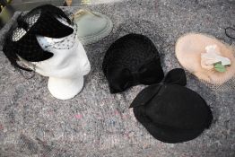 Five vintage hats including 1950s fascinator and 1940s black felt 'Jacoll' hat.