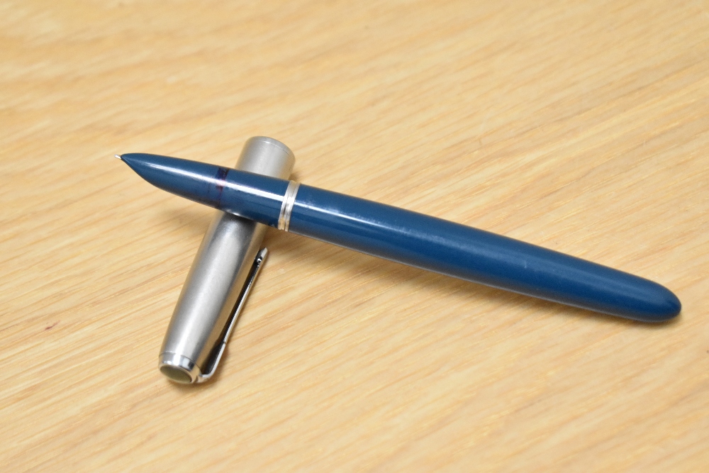 A Parker 51 MK2 aerometric fill fountain pen in teal having a lustraloy cap