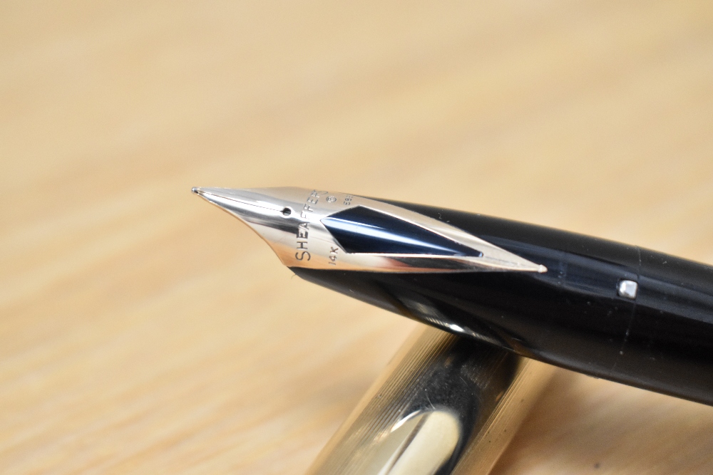 A Sheaffer Pen for Men V snorkel fill fountain pen in black with a rolled gold cap having a Sheaffer - Image 2 of 3