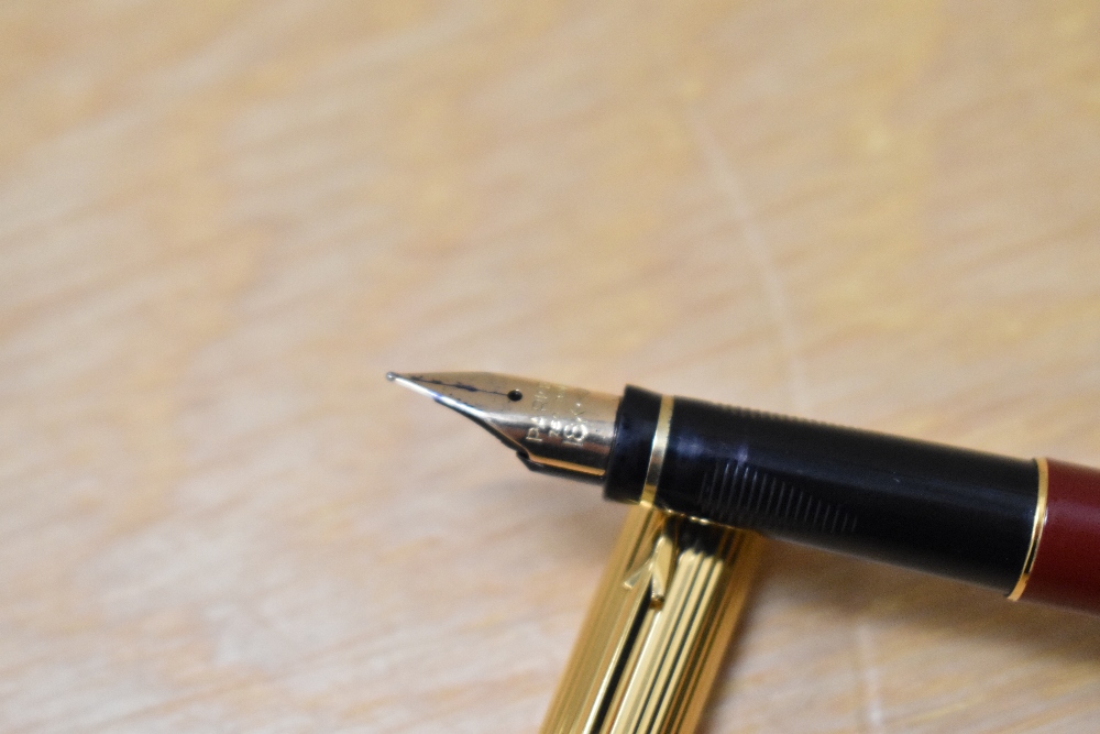 A Parker 75 converter fill fountain pen in burgundy laque with gold cap which has ruby coloured - Image 2 of 3