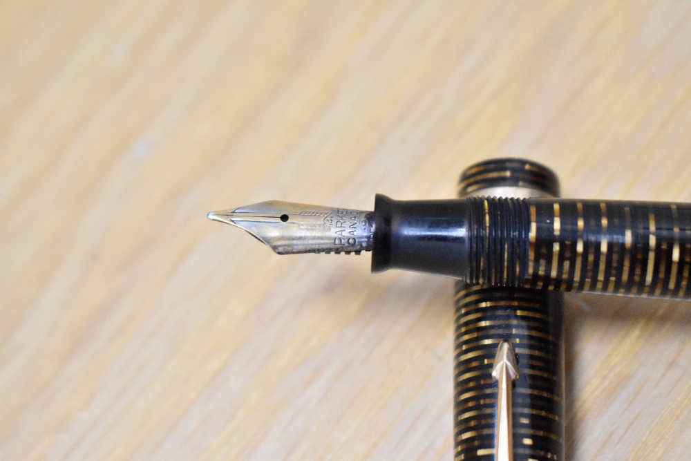 A Parker Vacumatic fountain pen in golden brown with broad band to the cap and blue diamond clip - Image 2 of 3