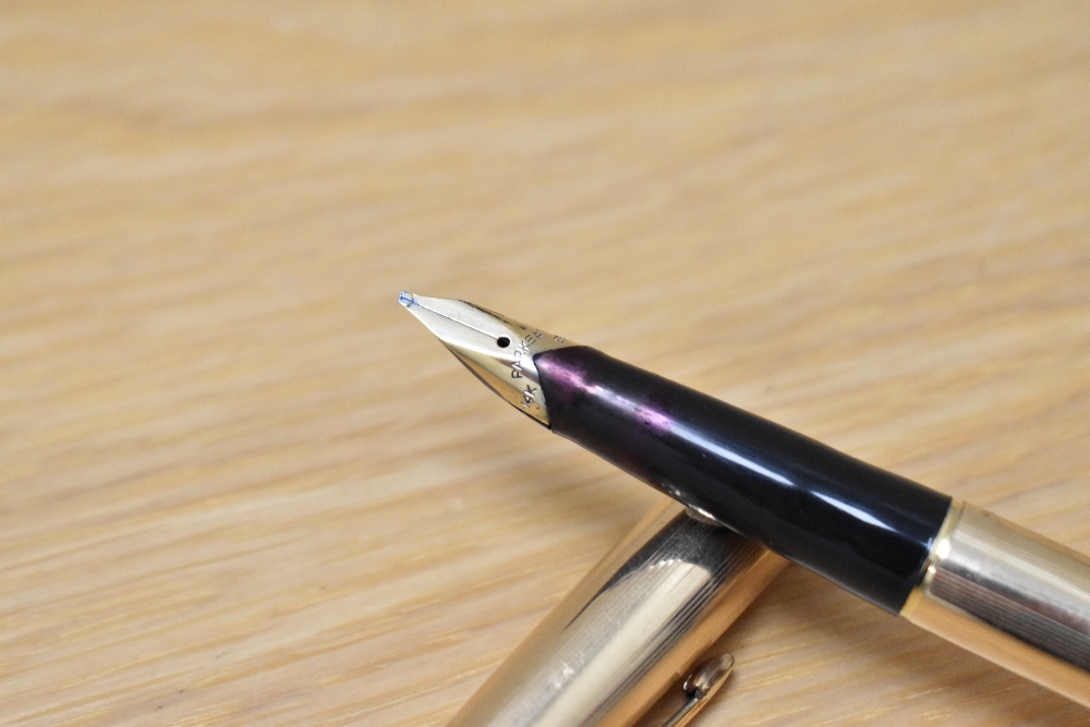 A Parker 65 Insignia converter fountain pen in rolled gold (double jewelled) having Parker 14K - Image 2 of 4