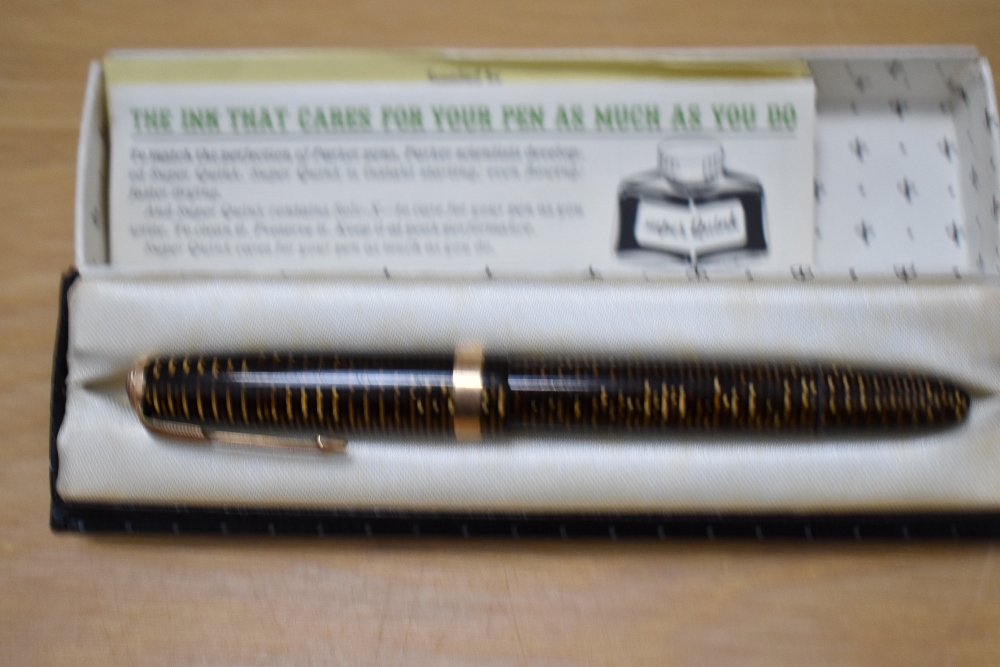 A Parker Vacumatic fountain pen in golden brown with broad band to the cap and blue diamond clip - Image 3 of 3