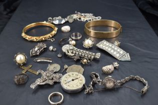 A vintage jewellery case containing a selection of vintage and white metal jewellery including