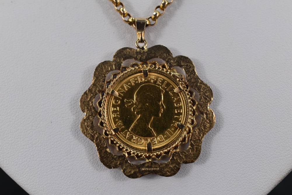 A gold sovereign dated 1968 in a 9ct gold decorative removable mount on a 9ct gold chain, approx - Image 2 of 3