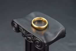 A 22ct gold wedding band, size K & approx 4.3g