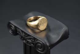 A gent's 9ct gold signet ring bearing a monogrammed panel, size R & approx 6.2g