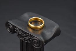 A 22ct gold wedding band, size K & approx 5.2g