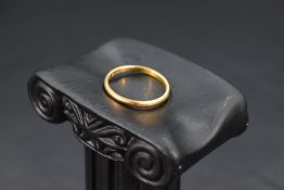 A 22ct gold wedding band, size N & approx 1.9g