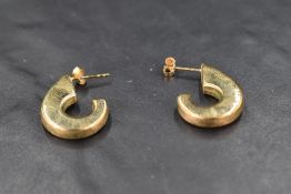 A pair of 9ct gold moulded loop earrings with post fittings, approx 2.5g