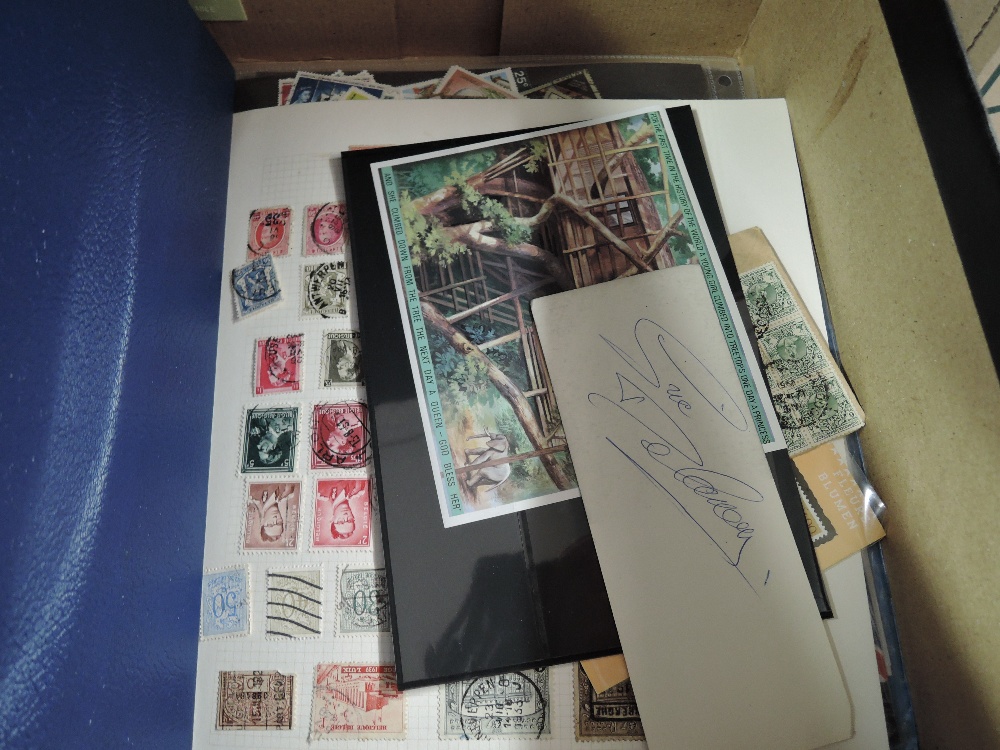 BOX WITH 3 WORLD STAMP COLLECTIONS + LOOSE Large shoe box with 3 albums including one lightly filled - Image 4 of 5