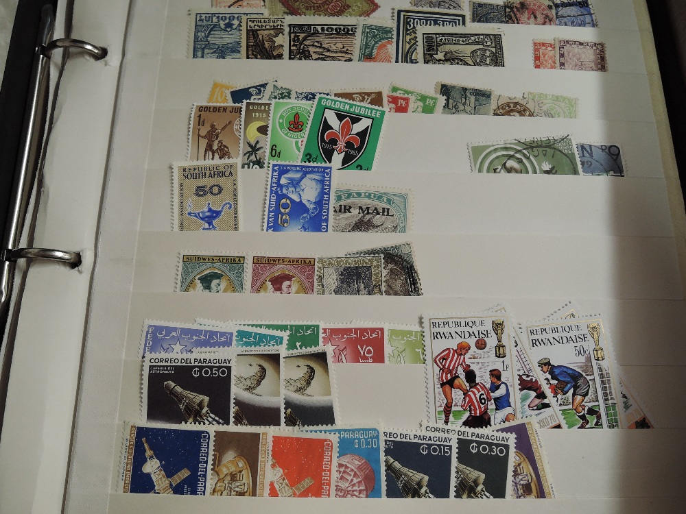 BOX WITH 3 WORLD STAMP COLLECTIONS + LOOSE Large shoe box with 3 albums including one lightly filled - Image 5 of 5