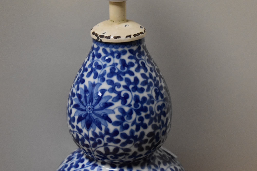 A 20th Century Chinese blue and white porcelain converted table lamp, decorated with a dragon and - Image 11 of 16