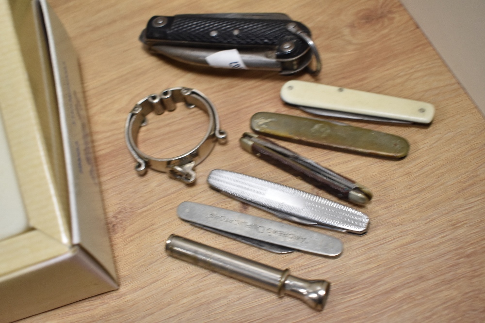 A selection of vintage pen knives and a utility knife, possibly military. - Image 2 of 2