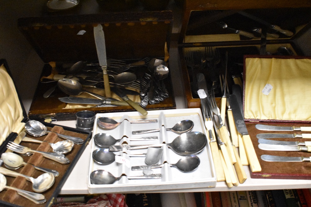 An assortment of vintage cutlery, some in boxes, including bone handled knives.