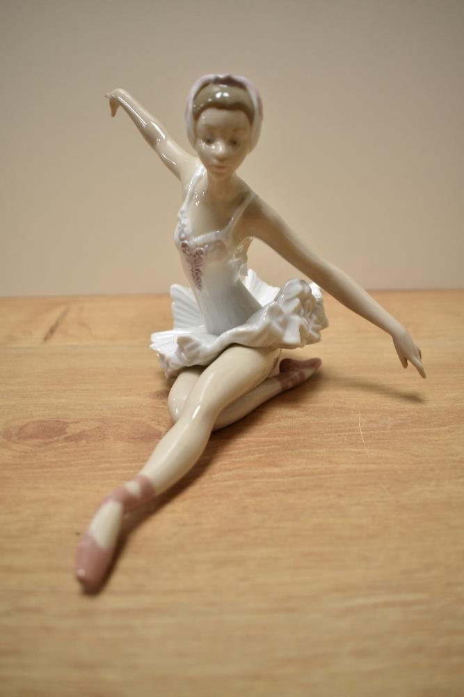 A Lladro porcelain ballerina figurine 'Swan Ballet' 5920, UN80Z with original packaging - Image 2 of 3